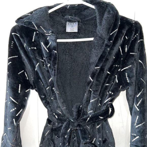 Girls DKNY!!! Plush Robe 8-10!! NWOT !! Black with silver writing!! - Picture 4 of 7